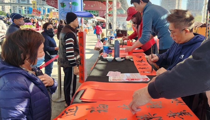 新北河濱重新觀光市集馬躍迎春活動贈送春聯又拿發財金