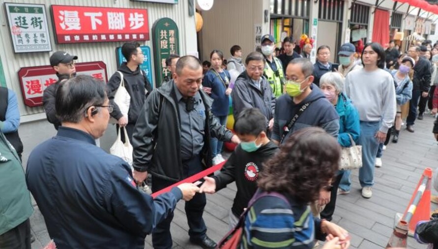 西門市場南區美食廣場瘋購嘉年華登場 黃偉哲邀民眾逛市場 熱鬧迎新年