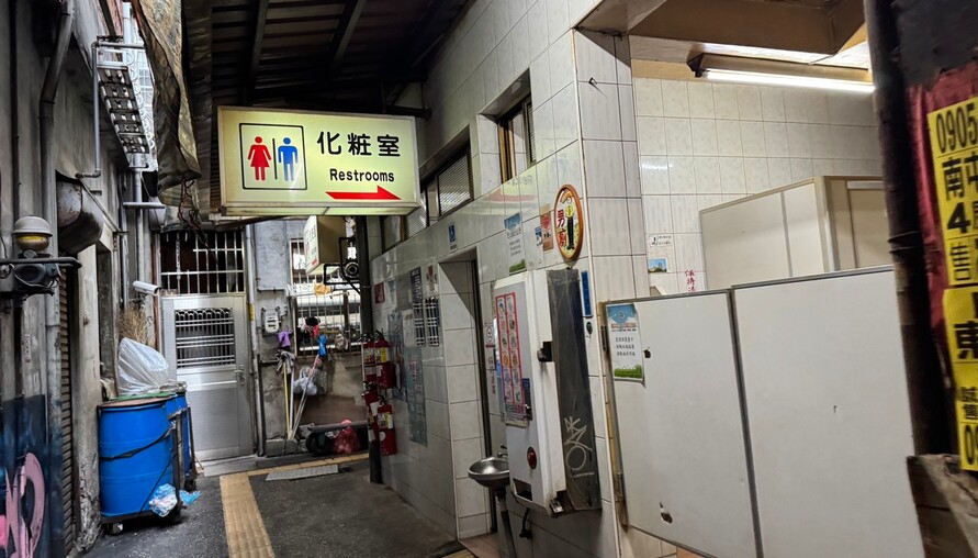 老屋門口鐵皮雨遮占了40年？法院判你不只拆屋，還得月付租金