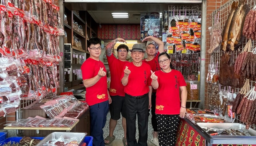 馬載而歸迎新年　台中傳統市場年貨年菜一次購足