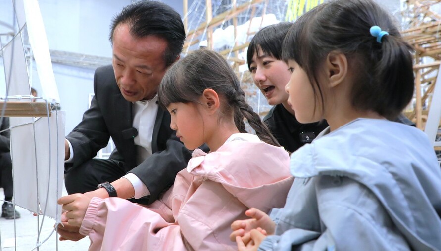 2026台灣燈會「青森睡魔抵嘉」，翁縣長與小朋友體驗製作巨型紙燈籠