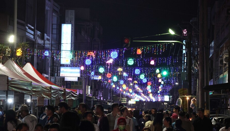 東勢光藝節熱鬧啟燈迎新春  光雕秀點亮公所夜間新地標