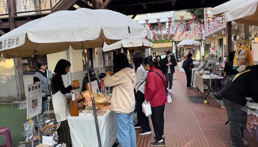 小編滑到這篇，差點把手機摔了⋯⋯年薪300萬嫌32K女友不上進？