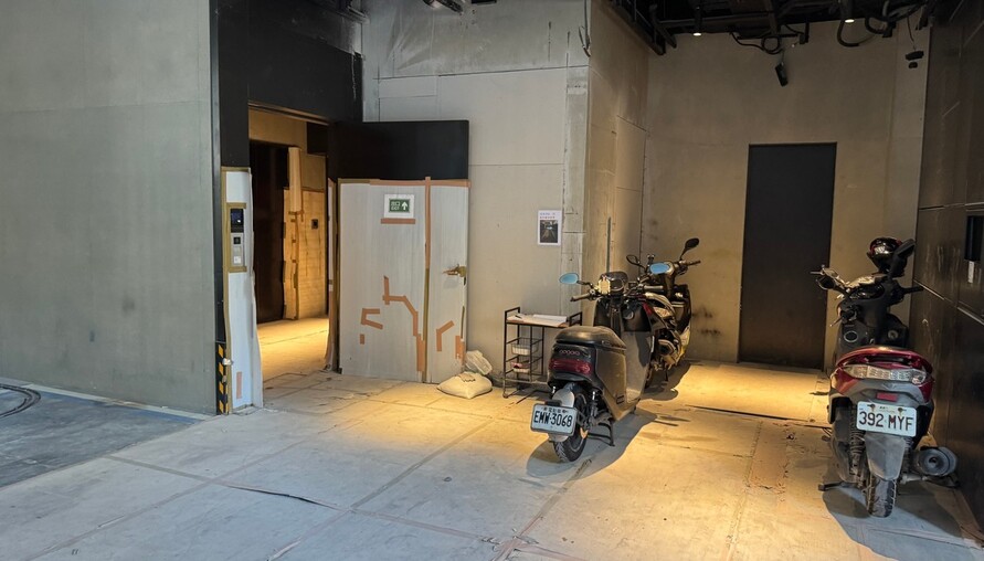 62歲泥水師傅的心聲：升學主義讓年輕人不願拿抹刀，我們這一代也不忍心讓他們拿