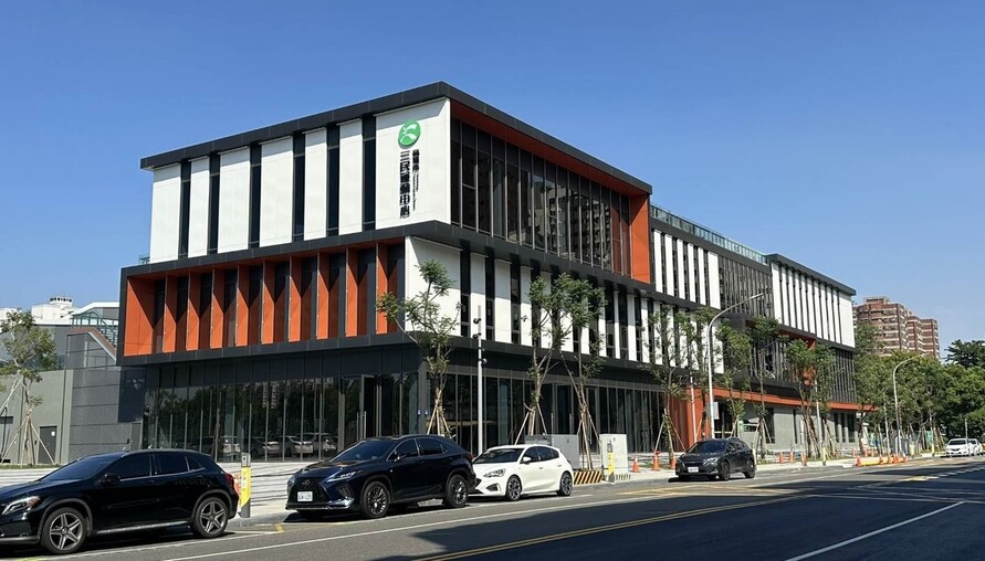 高雄今年再添5座運動中心 林欽榮副市長視察小港、三民運動中心營運前整備 預計115年下半年開放市民使用