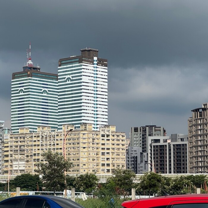 「不會降價，解約沒收15%」兩年前搶房像搶演唱會門票，兩年後交屋像收到罰單