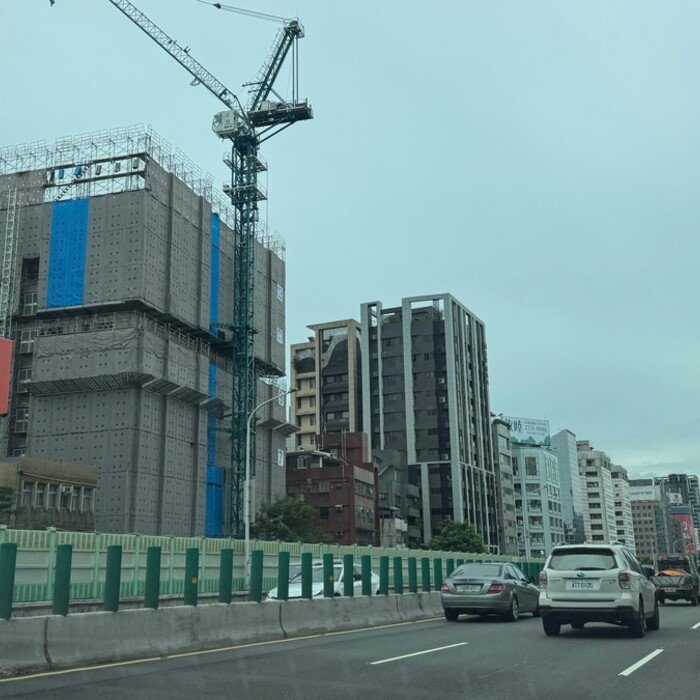 北市預售市場「推案腰斬、解約升溫」！Q2申報戶數暴跌56% 建商縮手「小宅試水溫」 專家：股市吸金，解約潮恐山雨欲來