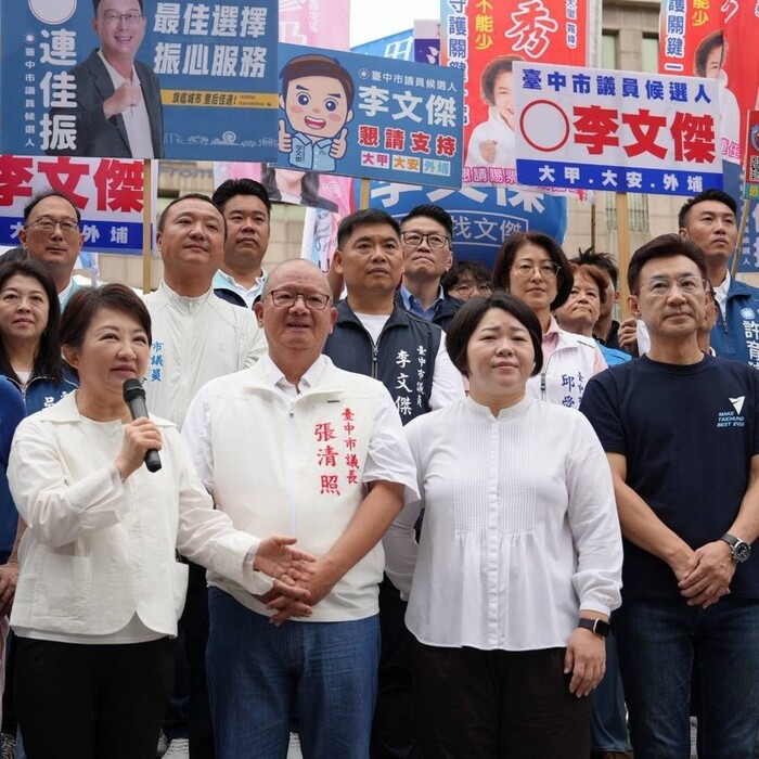 台中藍軍「母雞帶小雞」集體登記！盧秀燕、江啟臣、顏清標三巨頭同台　宣示全壘打
