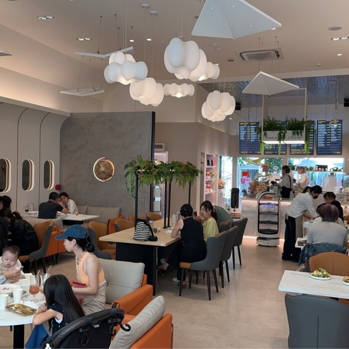 台中中央公園新亮點！航空主題餐飲「飛樂 Flyjoy」開幕 機器人送餐、兒童閱讀區超吸睛