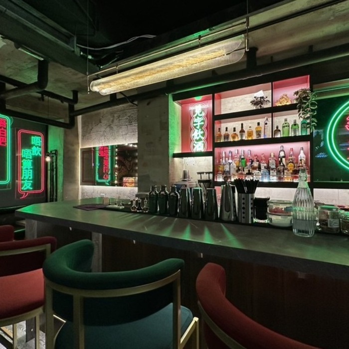 絕代芳華│在霓虹的縫隙裡，看見一座被重寫的香港│35坪